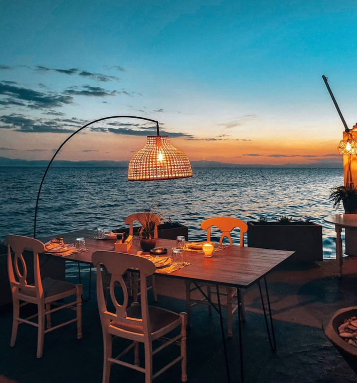 Σε ένα ακρογιάλι του Θερμαϊκού, έχοντας ήδη συμπληρώσει 75 χρόνια λειτουργίας, η 4η γενιά της οικογένειας Μαμάη, η Ντίνα, η Γωγώ και ο Δημήτρης συστήνουν ξανά το φημισμένο Maiami Seafood Restaurant.