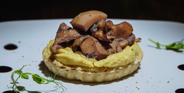 Σε ένα ακρογιάλι του Θερμαϊκού, έχοντας ήδη συμπληρώσει 75 χρόνια λειτουργίας, η 4η γενιά της οικογένειας Μαμάη, η Ντίνα, η Γωγώ και ο Δημήτρης συστήνουν ξανά το φημισμένο Maiami Seafood Restaurant.