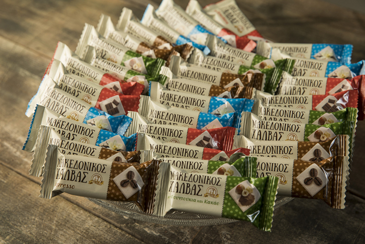 Ο Μακεδονικός Χαλβάς σας συντροφεύει παντού, χάρη στην πρακτική συσκευασία 40 γραμμαρίων που κυκλοφορεί σε τέσσερις υπέροχες γεύσεις