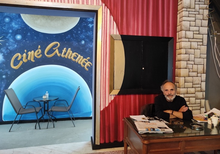 Ο Μάκης Πανταζάτος στο φουαγιέ του κινηματογράφου.