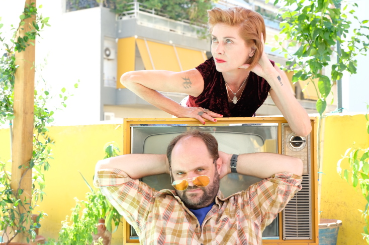 Από αριστερά: Μάκης Παπαδημητρίου και Θεοδώρα Τζήμου στη σειρά του MEGA, «Σχεδόν Ενήλικες»