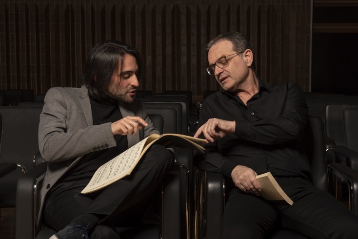 Ο πιανίστας Μάνος Κιτσικόπουλος και ο δημοσιογράφος Μάκης Προβατάς. 