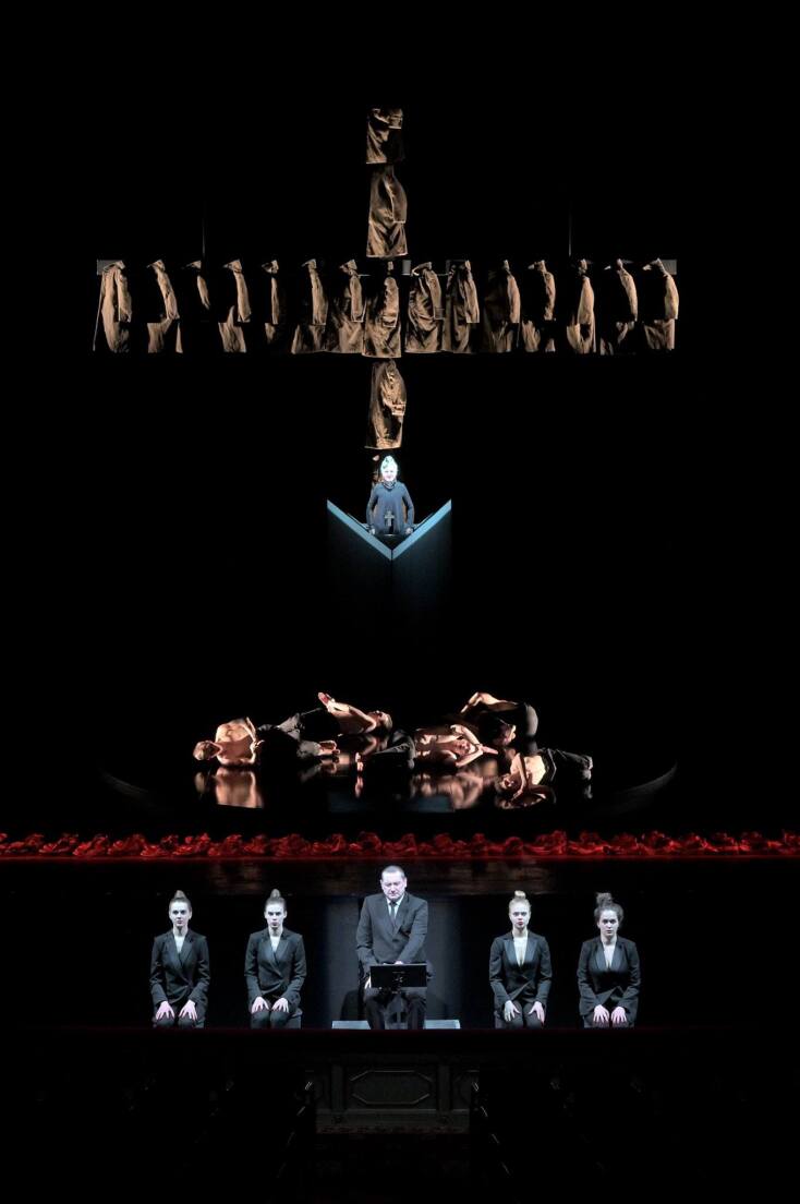 Σκηνή από τη θεατρική παράσταση «Μάουζερ» σε σκηνοθεσία του Θεόδωρου Τερζόπουλου