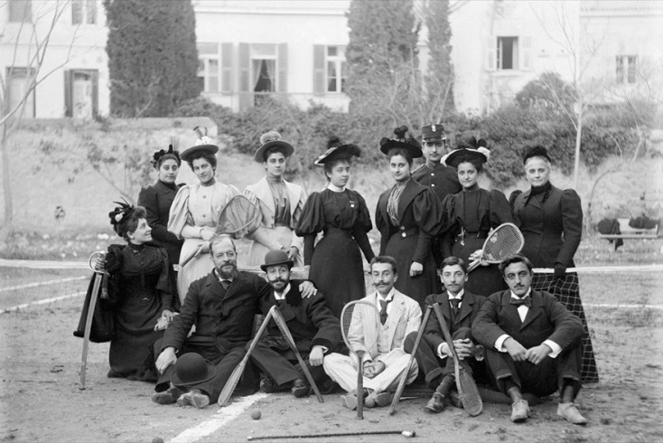 Αθηναίοι αστοί ποζάρουν μετά από μια παρτίδα τένις