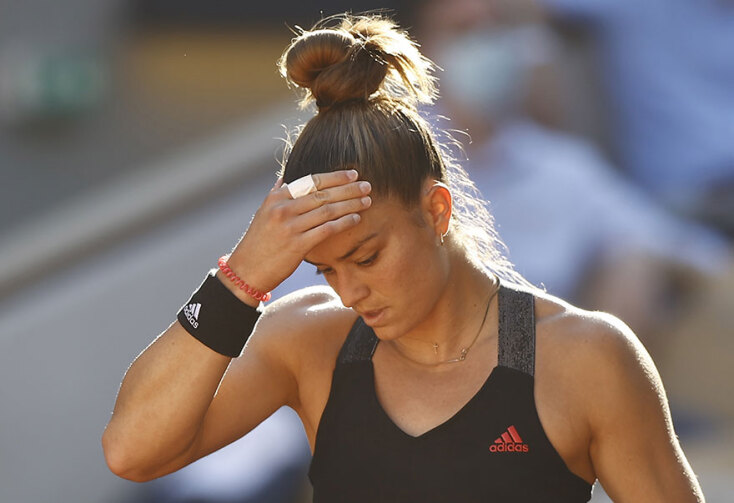 Roland Garros - Ημιτελικά: Η Μαρία Σάκκαρη μετά από έναν αποτυχημένο χτύπημα που έδωσε τον πόντο στην Κρεϊτσίκοβα