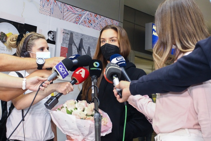 Η Μαρία Σάκκαρη επέστρεψε στην Ελλάδα - Οι γονείς της στο αεροδρόμιο 