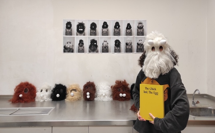 Η Μαριάννα Αθανασίου στο εργαστήριο της στην ΑΣΚΤ. 