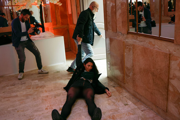 Άνδρας της ασφάλειας της Μαρίν Λεπέν απομακρύνει σέρνοντας μια γυναίκα από τη συνέντευξη Τύπου