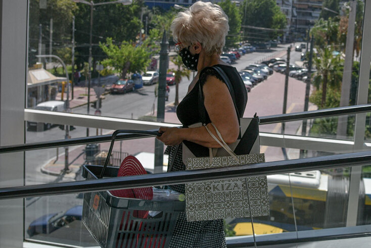 Κορωνοϊός στην Ελλάδα: Υποχρεωτική πλέον η μάσκα στους περισσότερους κλειστούς χώρους για να περιοριστεί η διασπορά του ιού