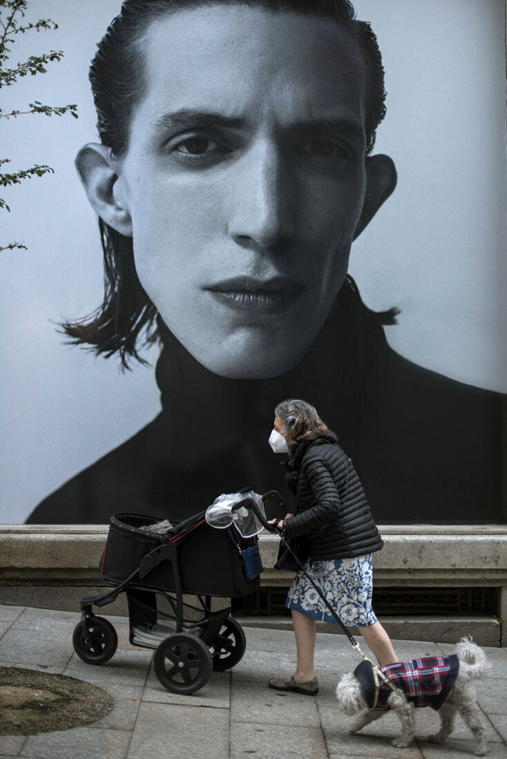 Γιαγιά φορά μάσκα σε βόλτα με το εγγονάκι της σε δρόμο πόλης στην Ισπανία