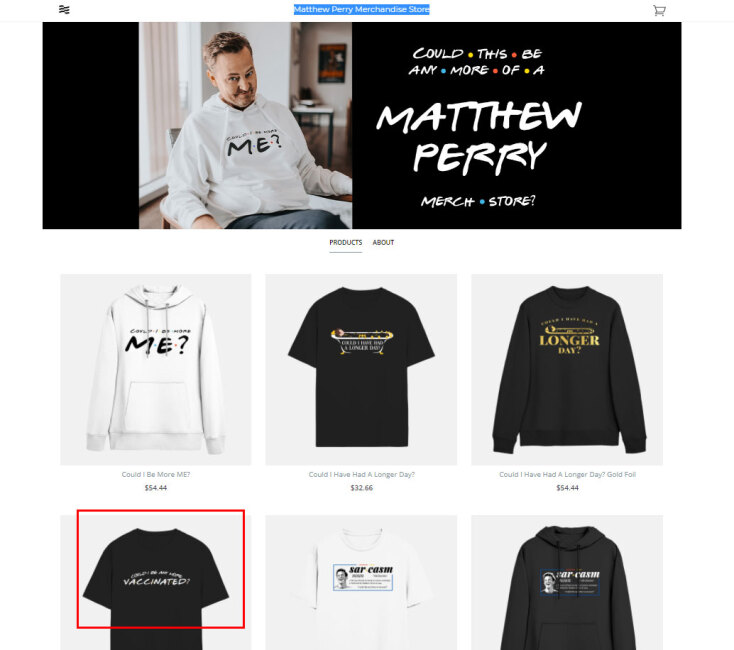 Με κόκκινο το μαύρο μπλουζάκι για τον εμβολιασμό στο «Matthew Perry Merchandise Store»