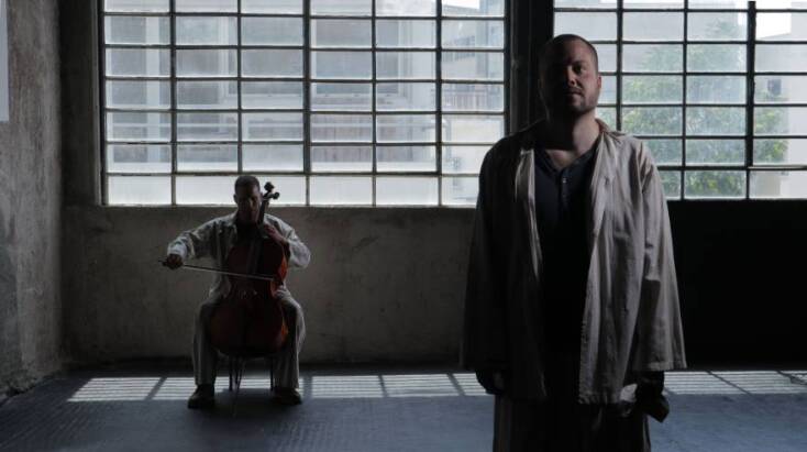 Από αριστερά: Άρης Ζέρβας και Αρίσταρχος Παπαδανιήλ στη μικρού μήκους ταινία «Μαουτχάουζεν»