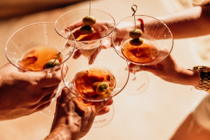 Αφεθείτε στη μαγεία του amber hour, στην καρδιά της πόλη, «δίπλα στο κύμα» και απολαύστε μοναδικά METAXA απεριτίφ.