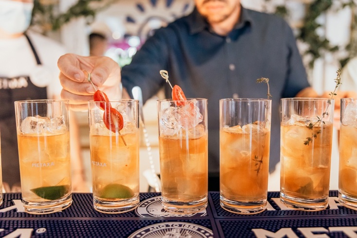 Η ταράτσα του Mavili Beach μετατρέπεται σε Pop Up METAXA Bar!