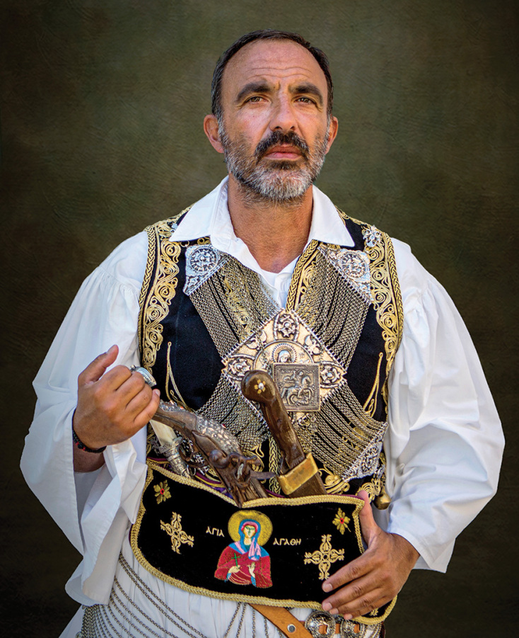 Ο Νίκος Αλιάγας με παραδοσιακή ελληνική φορεσιά