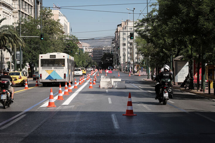 Ο «Μεγάλος Περίπατος της Αθήνας»: Λωρίδα αποκλειστικής χρήσης των ΜΜΜ στην Πανεπιστημίου στο πλαίσιο των πρώτων παρεμβάσεων που έγιναν την Κυριακή 14 Ιουνίου 2020