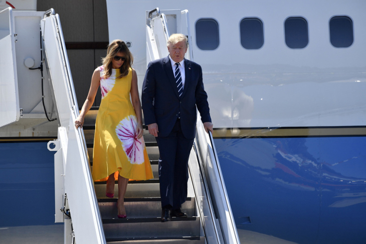 Η άφιξη στη Μπιαρίτζ των Μελάνια και Ντόναλντ Τραμπ © EPA/JULIEN DE ROSA