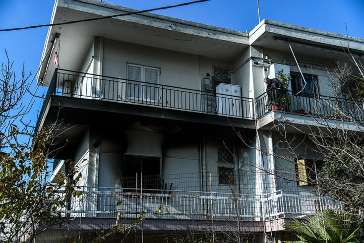 Στάχτη και αποκαΐδια μετά την πυρκαγιά σε διαμέρισμα