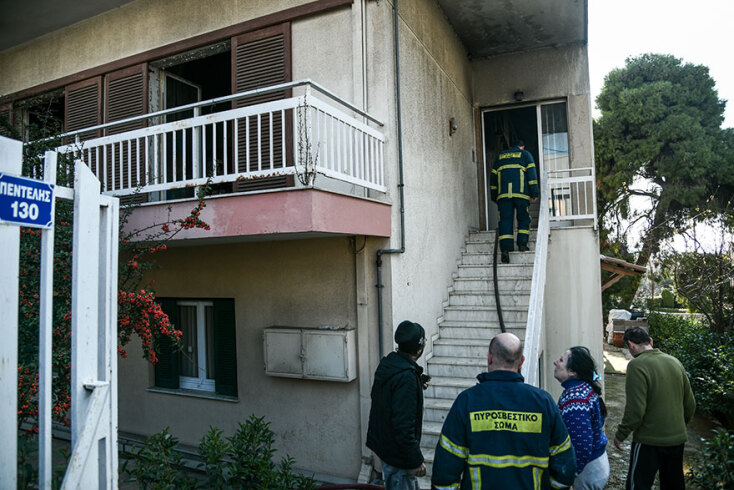 Στάχτη και αποκαΐδια μετά την πυρκαγιά σε διαμέρισμα