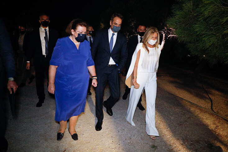 Νέα φωταγώγηση στην Ακρόπολη - Η υπουργός Πολιτισμού Λίνα Μενδώνη, ο πρωθυπουργός Κυριάκος Μητσοτάκης και η σύζυγός του Μαρέβα προσέρχονται στην τελετή