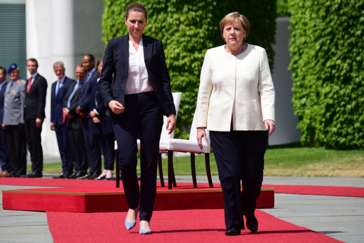 Καθιστή υποδέχτηκε την πρωθυπουργό της Δανίας η Άνγκελα Μέρκελ
