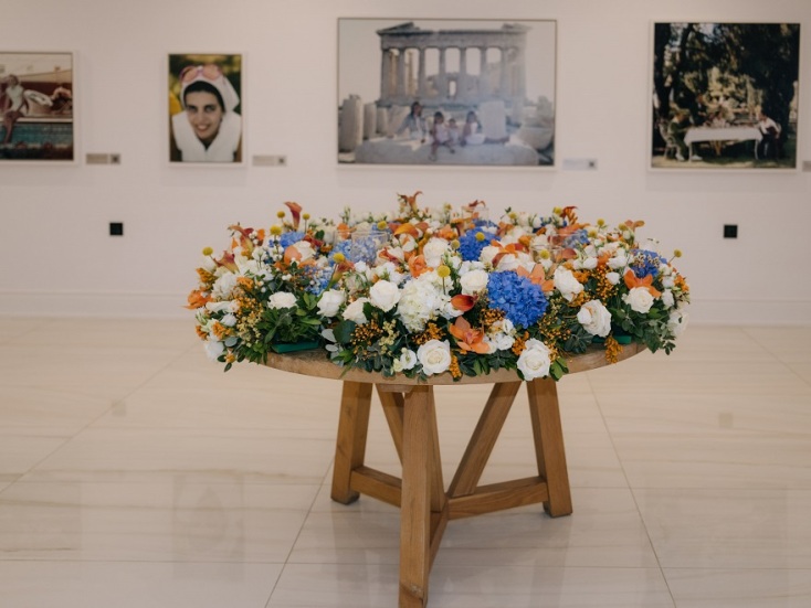 Μέρος της έκθεσης στο ξενοδοχείο με φόντο τις φωτογραφίες του Slim Aarons