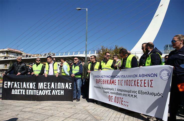 Διαμαρτυρία αστυνομικών μπροστά στον σταθμό του Μετρό «Κατεχάκη»