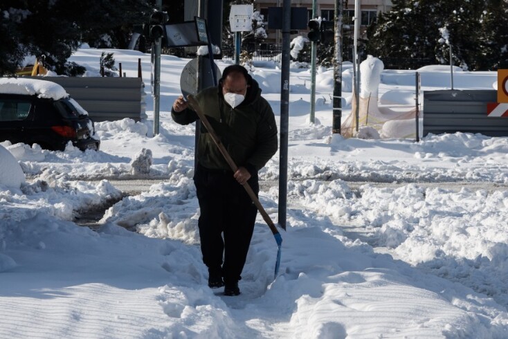 Κακοκαιρία «Ελπίδα»: Πολίτης με φτυάρι στη Μεσογείων