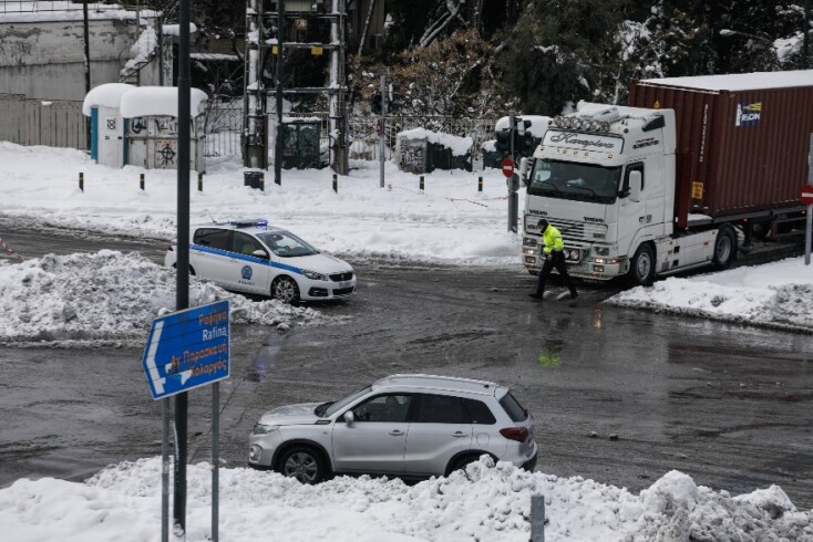 Κακοκαιρία «Ελπίδα»: Βρεγμένη και με πάγο παραμένει η άσφαλτος στη Μεσογείων