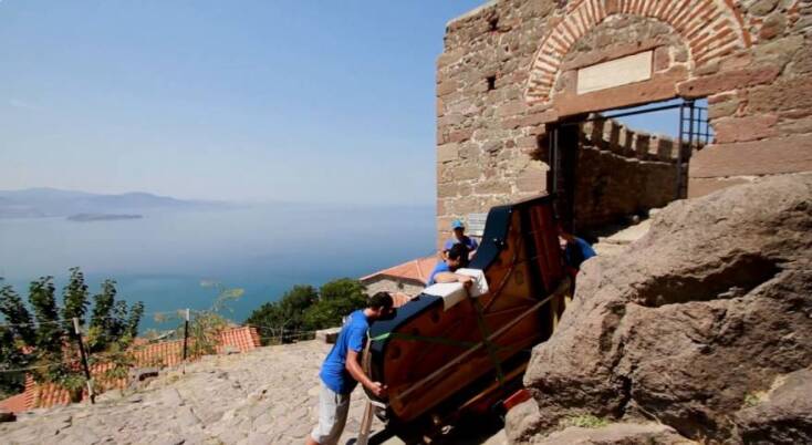 Όταν οι συναυλίες γίνονται στο κάστρο του Μολύβου, η ανάβαση του πιάνου είναι ένα περίπλοκο project