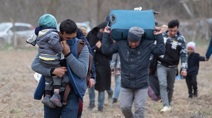 Έβρος: Ολοένα και περισσότεροι πρόσφυγες και μετανάστες συγκεντρώνονται στα ελληνοτουρκικά σύνορα