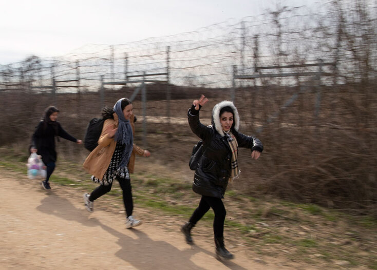 Έβρος: Μετανάστες περπατούν δίπλα από τον φράχτη στα ελληνοτουρκικά σύνορα