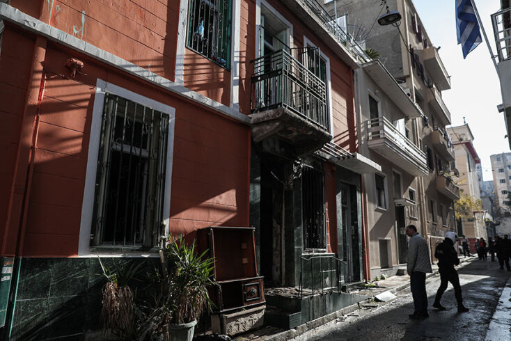 Η διώροφη μονοκατοικία που πήρε φωτιά στο Μεταξουργείο