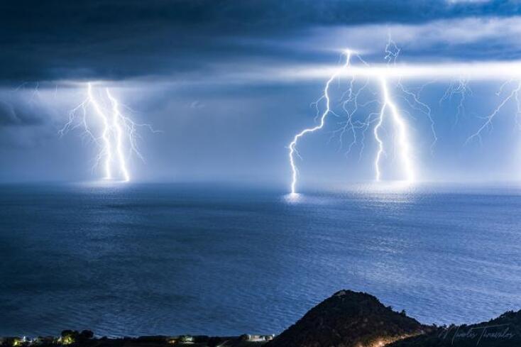 Κεραυνοί «έσκισαν» τον ουρανό στη Σάμο