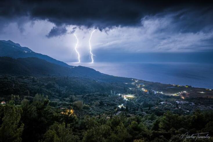 Κεραυνοί «έσκισαν» τον ουρανό στη Σάμο