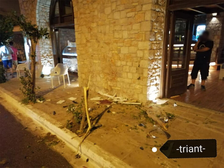 Το σημείο όπου καθόταν ο 53χρονος σε καφετέρια στη Μεθώνη - Παρασύρθηκε από αυτοκίνητο