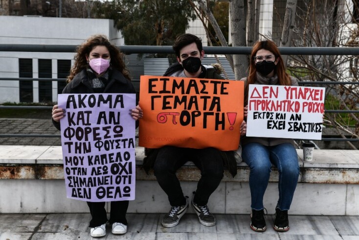 Υποστηρικτές του κινήματος MeToo στη δίκη του προπονητή για τον βιασμό ανήλικης αθλήτριας