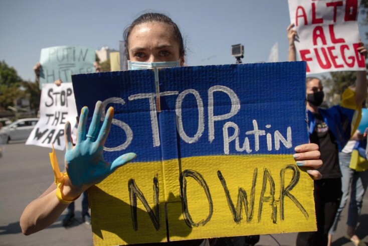 «Σταματήστε τον Πούτιν, Όχι στον Πόλεμο», γράφει σε χαρτόνι διαδηλωτής στο Μεξικό