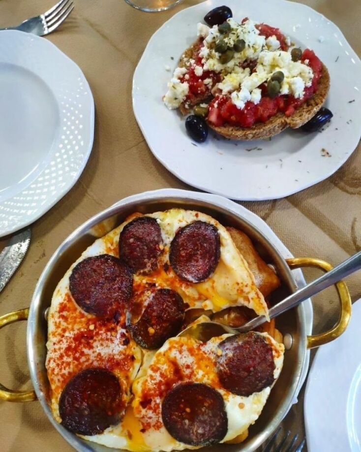 Τηγανιτά αυγά με σουτζούκι στα Μεζεκλίκια της Λαχαναγοράς