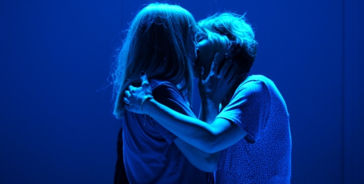 Η Βίκη Βολιώτη και η Ευδοκία Ρουμελιώτη σε "Μια ιστορία αγάπης" στο θέατρο Άνεσις