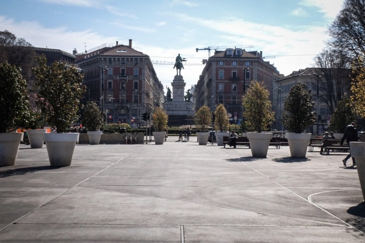 Ο κορωνοϊός έχει ερημώσει τις πλατείες του Μιλάνου