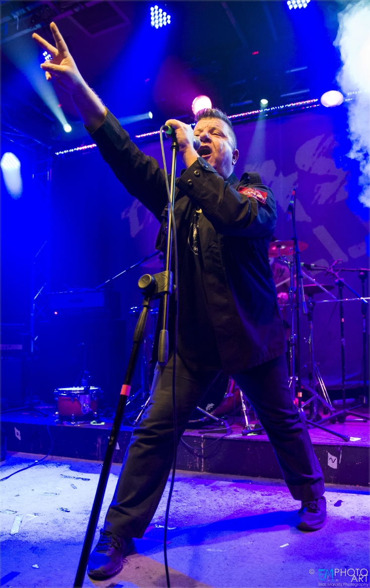 Ο μουσικός και συγγραφέας Mike Pougounas τραγουδά μπροστά σε μικρόφωνο