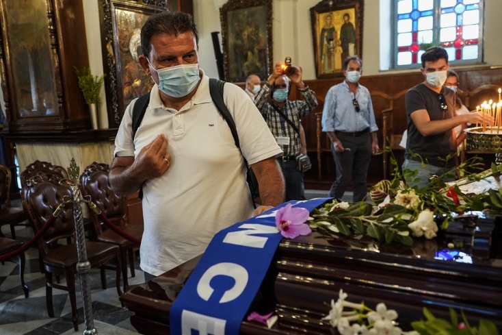 Μίκης Θεοδωράκης: Στιγμιότυπο από το λαϊκό προσκύνημα στη Μητρόπολη Χανίων