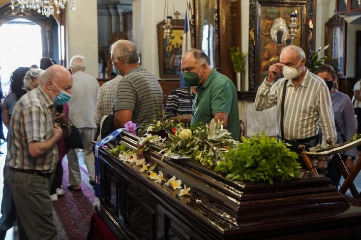 Μίκης Θεοδωράκης: Στιγμιότυπο από το λαϊκό προσκύνημα στη Μητρόπολη Χανίων 