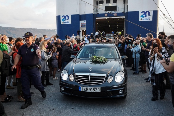 Μίκης Θεοδωράκης: Πλήθος κόσμου έξω από τη Μητρόπολη Χανίων - Σε λαϊκό προσκύνημα η σορός του