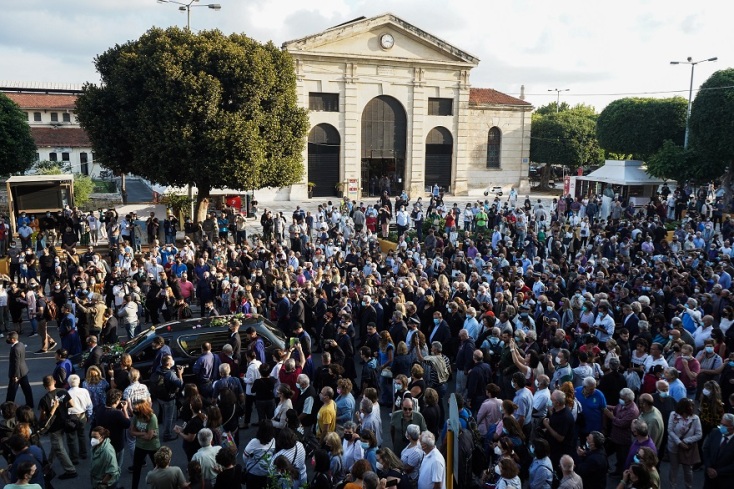 Μίκης Θεοδωράκης: Πλήθος κόσμου έξω από τη Μητρόπολη Χανίων - Σε λαϊκό προσκύνημα η σορός του 