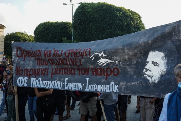 Μίκης Θεοδωράκης: Πλήθος κόσμου έξω από τη Μητρόπολη Χανίων - Σε λαϊκό προσκύνημα η σορός του 