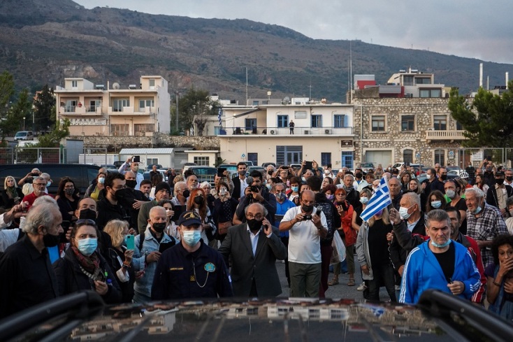 Μίκης Θεοδωράκης: Πλήθος κόσμου έξω από τη Μητρόπολη Χανίων - Σε λαϊκό προσκύνημα η σορός του
