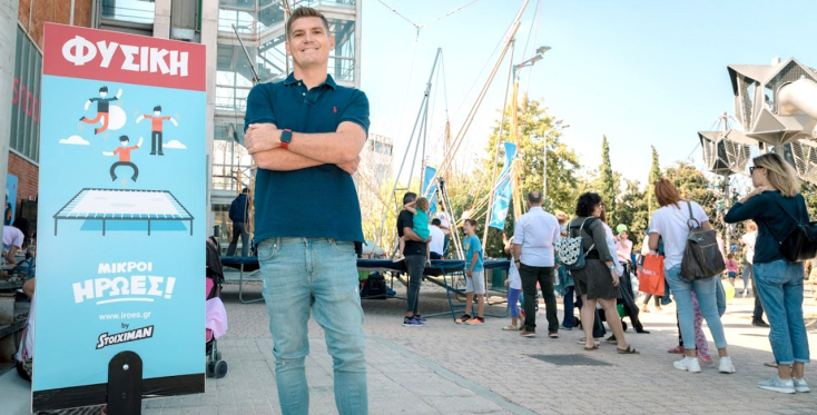 Ο Σπύρος Γιαννιώτης στο παιδικό φεστιβάλ του Πλανήτη Π100 στην Τεχνόπολη.