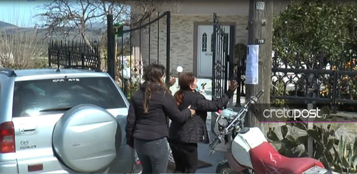 Η γιαγιά του μικρού Ζαχαρία στην Κρήτη μοιρολογεί, έχοντας ακουμπήσει το χέρι της στο κηδειόχαρτο